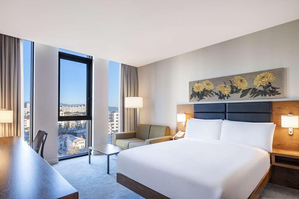 Hilton Garden Inn Tbilisi Chavchavadze Phòng bức ảnh